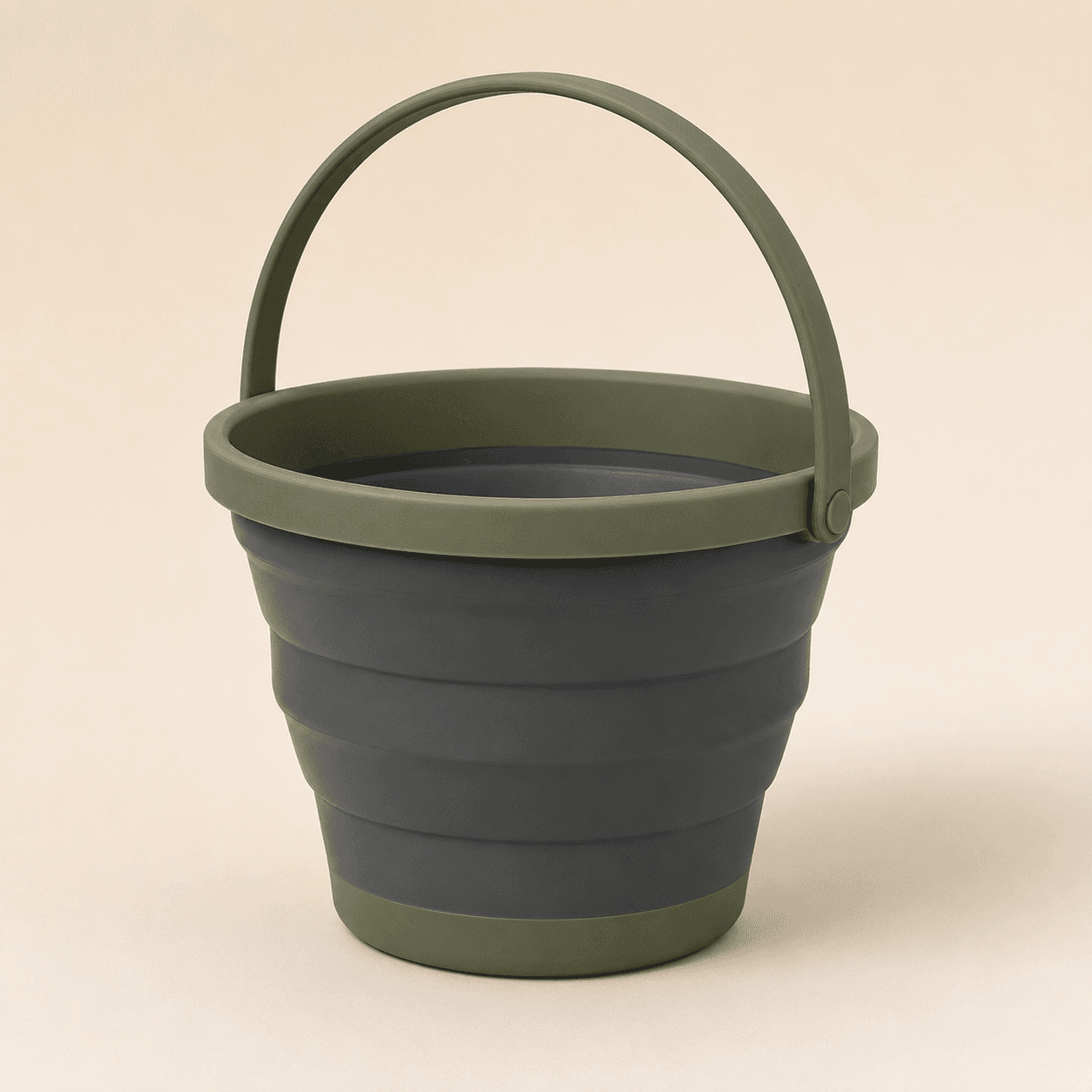Collapsible Bucket — Space-saving folding bucket for water, pads and small tools.